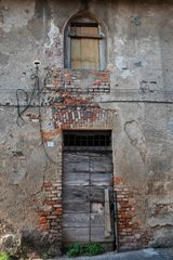 Trezzo d'Adda, porte e finestre