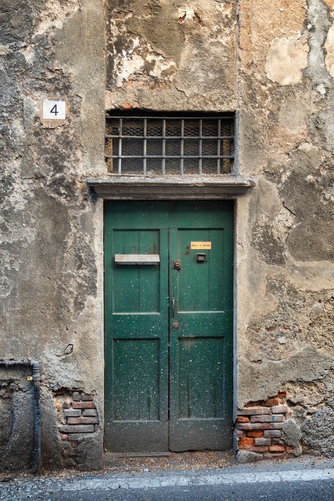 Trezzo d'Adda, porte e finestre