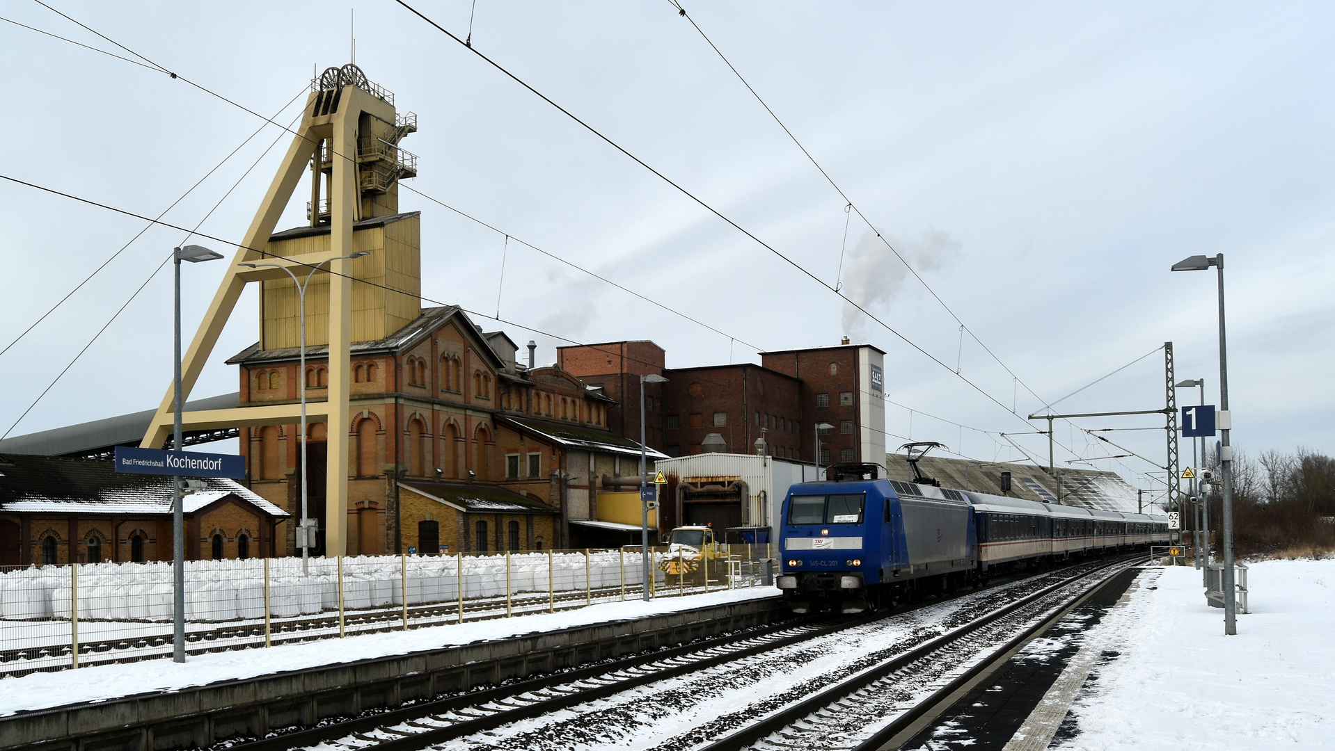 TRI Ersatzzug auf der Neckar-Frankenbahn beim Salzbergwerk in Kochendorf 16.1.2024