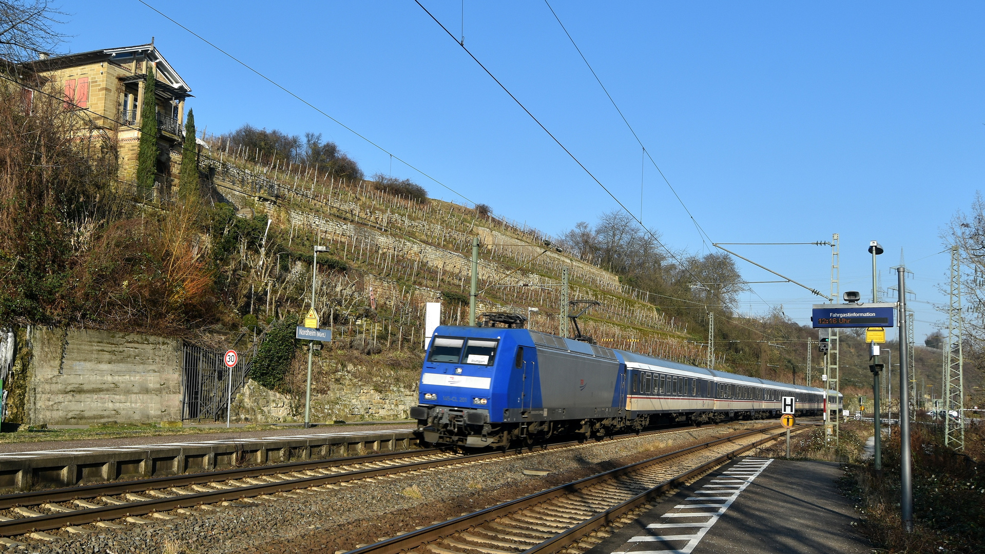 TRI-Ersatzzug auf der Neckar Frankenbahn unterhalb der Weinbergvilla bei Nordheim 11.1.2024