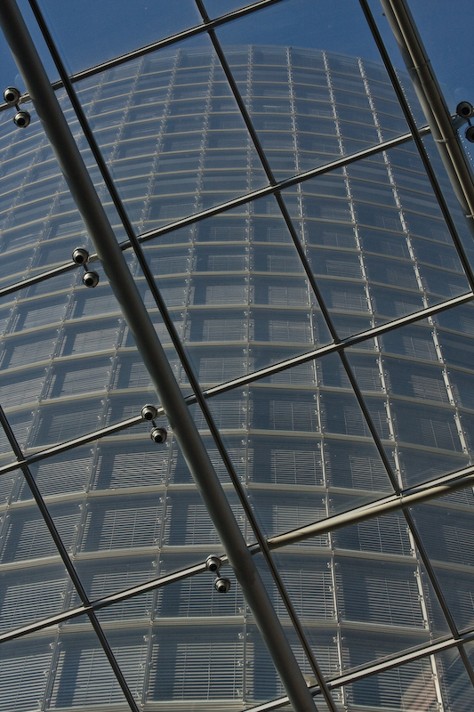 Triangel-Turm durch Glas