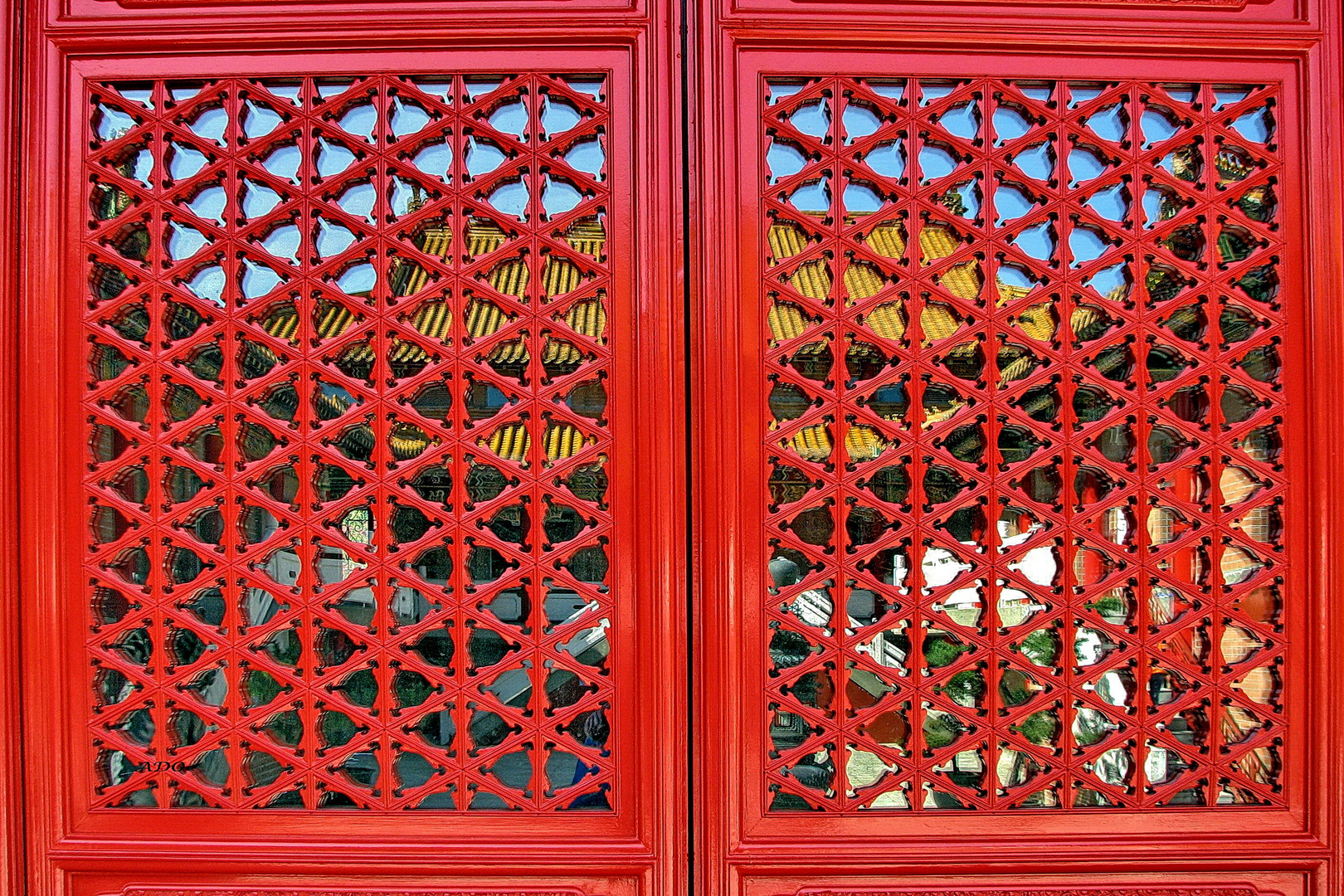 triangles, rectangles et symétrie en rouge...