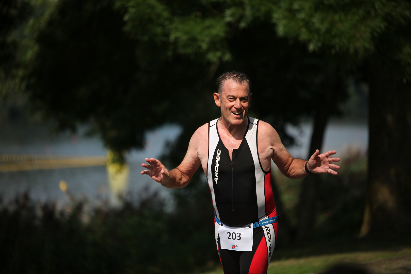 Triathlet beim Laufen kurz vor dem Ziel