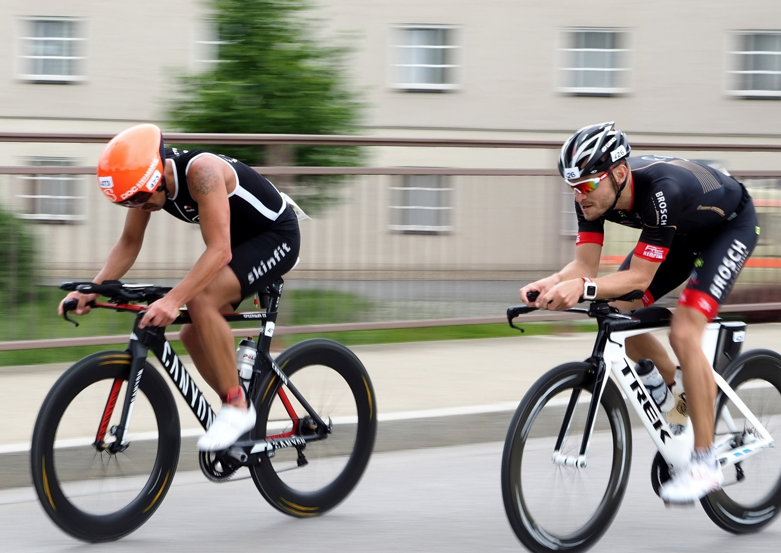 Triathleten auf der Radstrecke