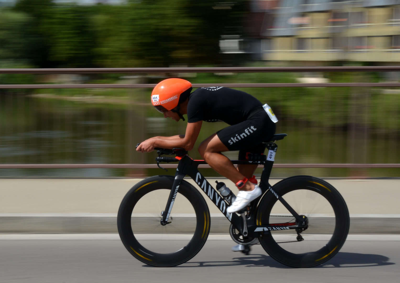 Triathletin ( auf der Donaubrücke )