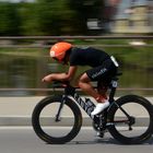 Triathletin ( auf der Donaubrücke )