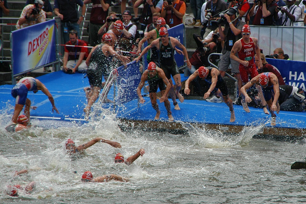 Triathlon Hamburg - Angriff auf die letzten 500 m Schwimmen