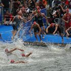 Triathlon Hamburg - Angriff auf die letzten 500 m Schwimmen