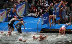 Triathlon Hamburg - Gewühle beim Schimmen