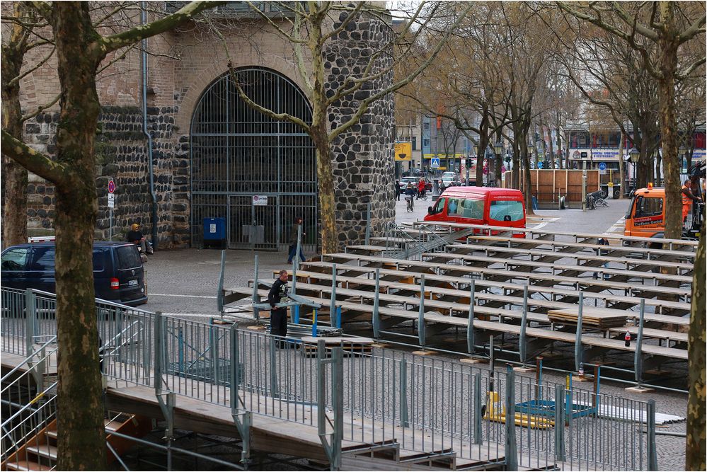 Tribünenaufbau für den Rosenmontagszug in Köln