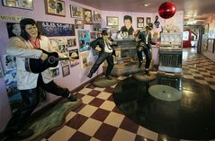 Tribute to Elvis and Blues Brothers at Peggy Sue´s Restaurant...