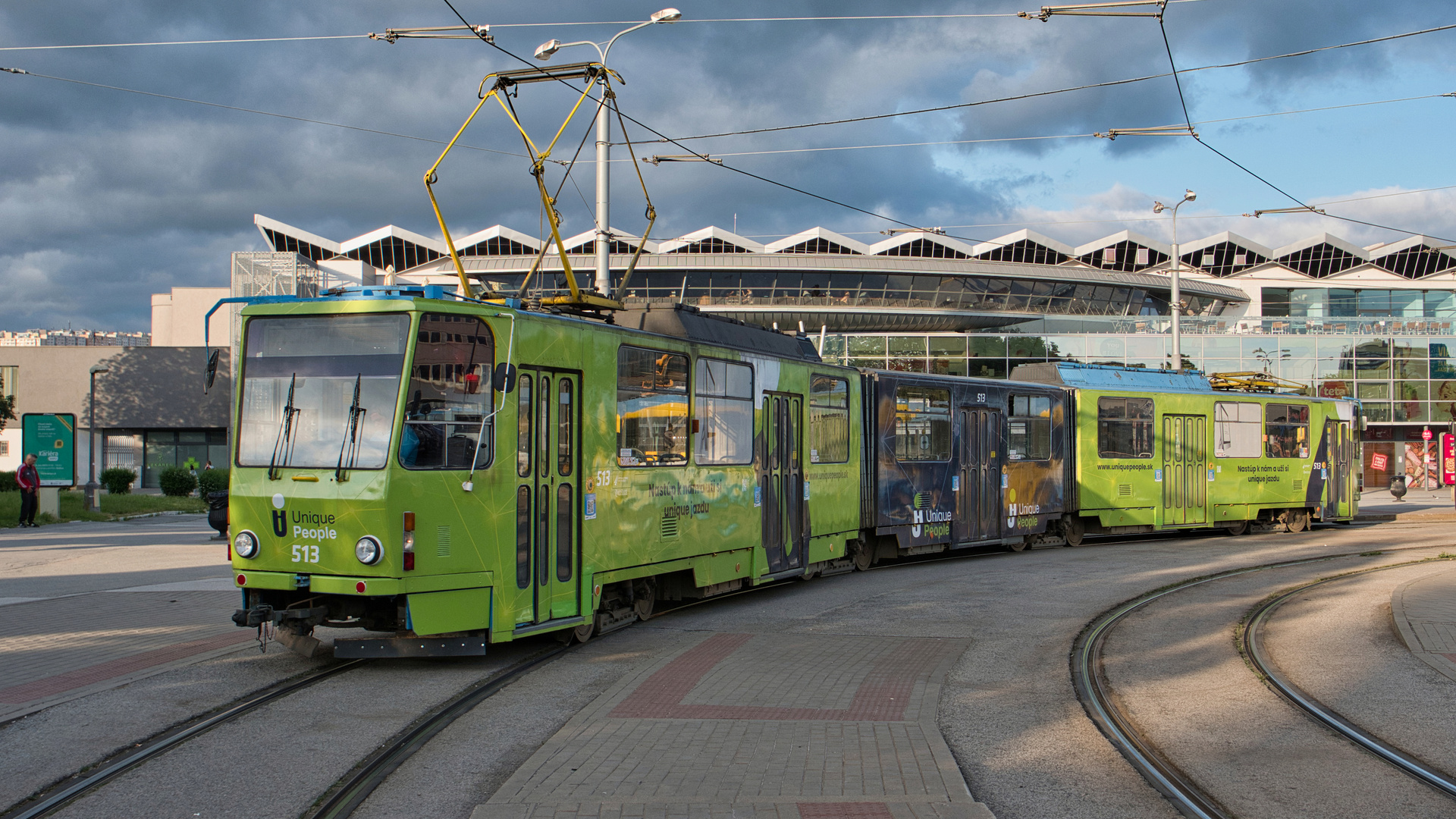 Triebwagen 513 am Bahnhofsvorplatz von Košice 