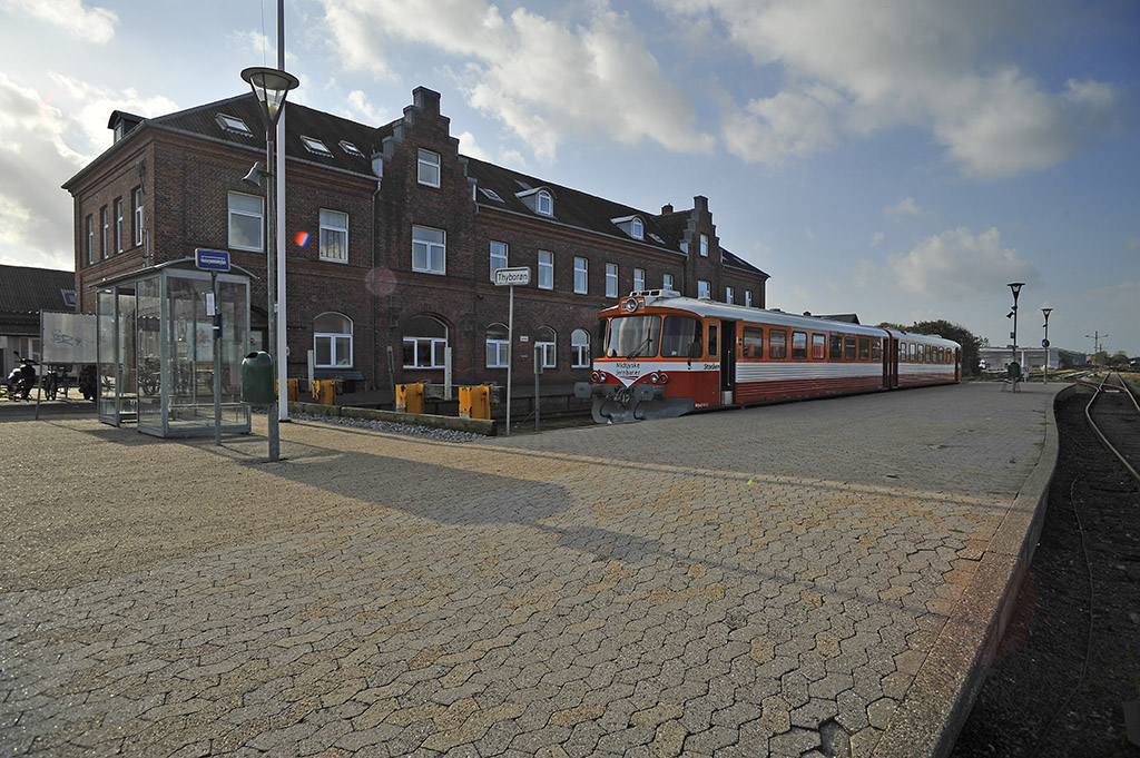 Triebwagen der Midtjyske Jernbaner nach Thyboron im Bahnhof Lemvig