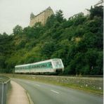 Triebwagen im Lahntal unterhalb der Burg Schadeck