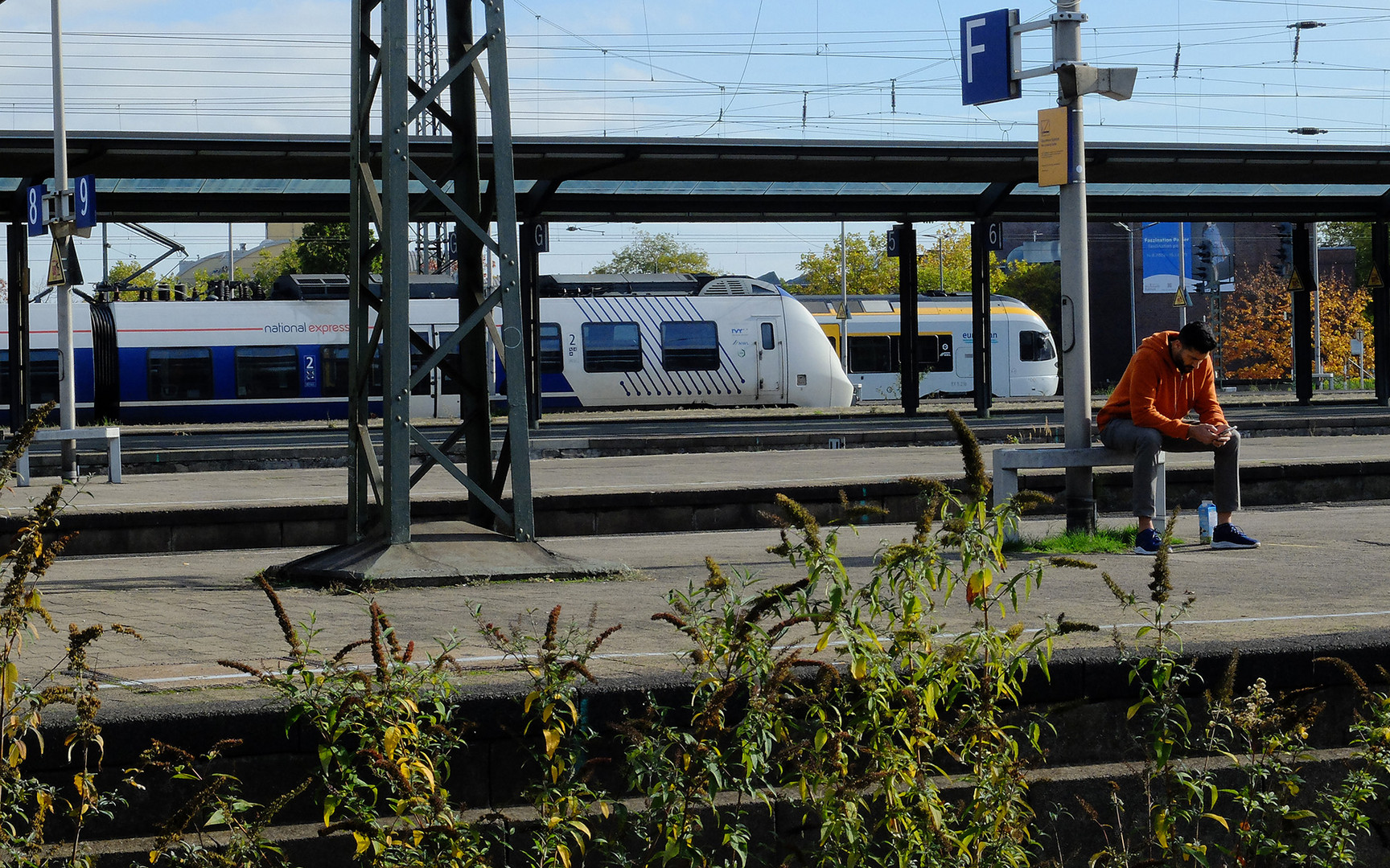 Triebwagenzüge der Eurobahn und von National Express warten in Hamm auf Gleis 4 sowie auf Gleis 5.