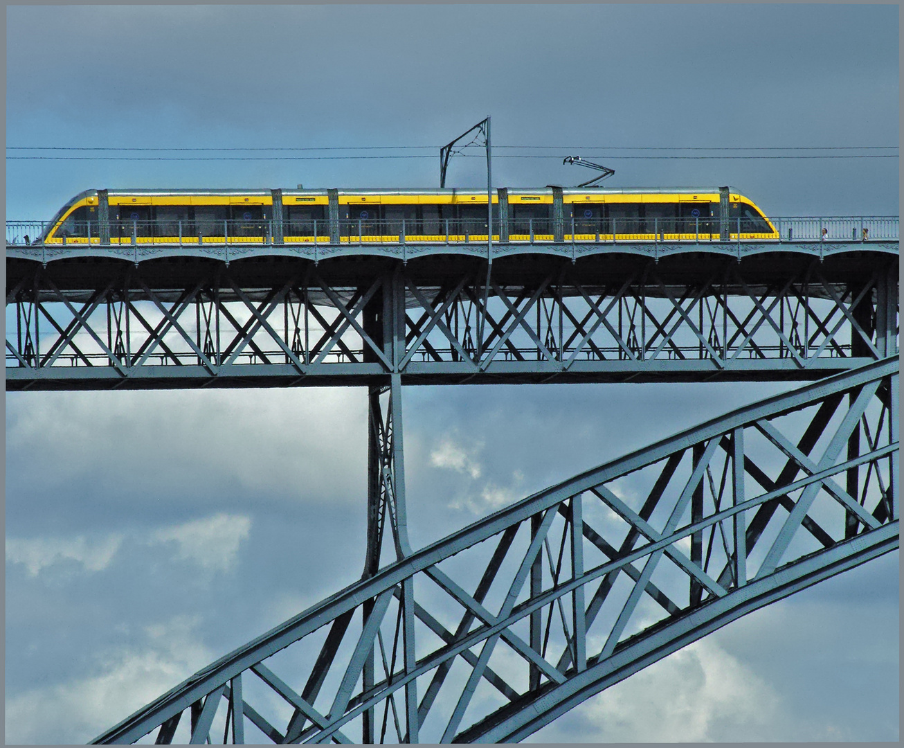 Triebzug auf Brücke