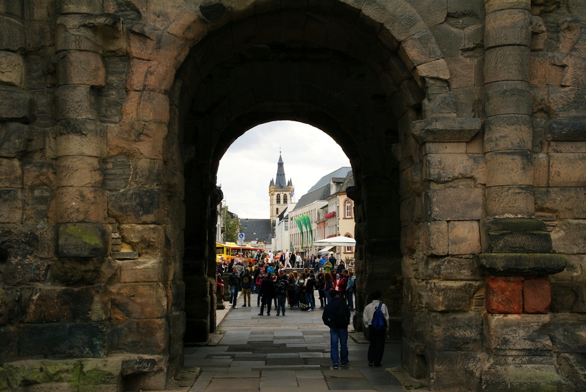 Trier - Blick durch die Porta Nigra