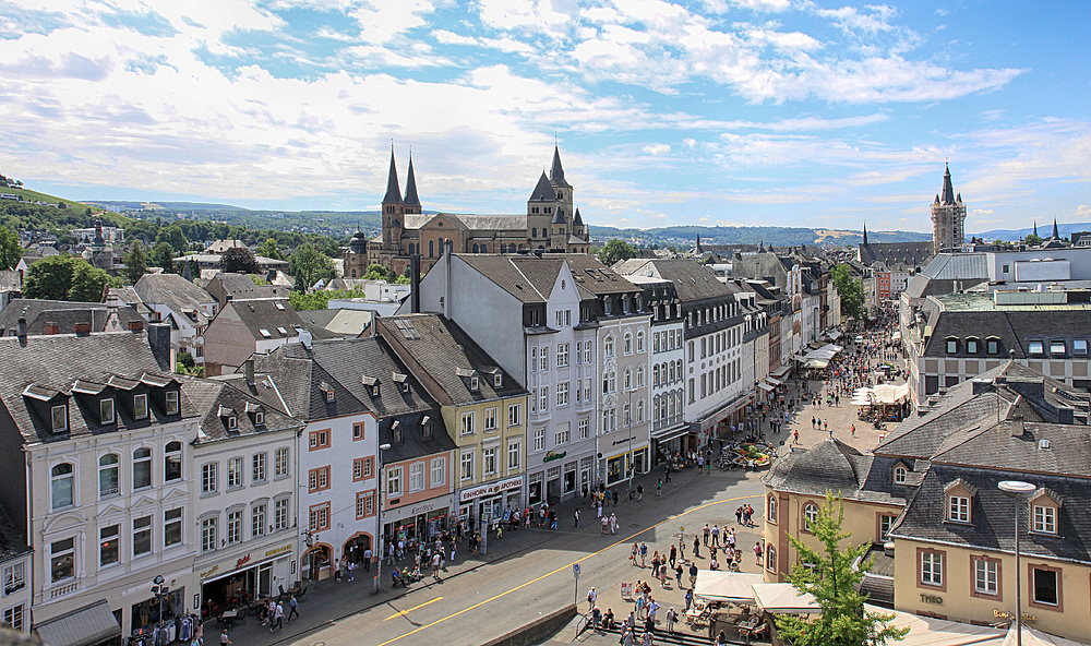 Trier, Blick von der Porta Nigra auf die Fußgängerzone