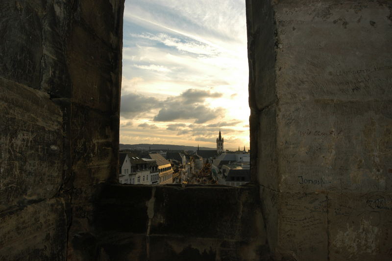 Trier durch ein Fenster der Porta Nigra