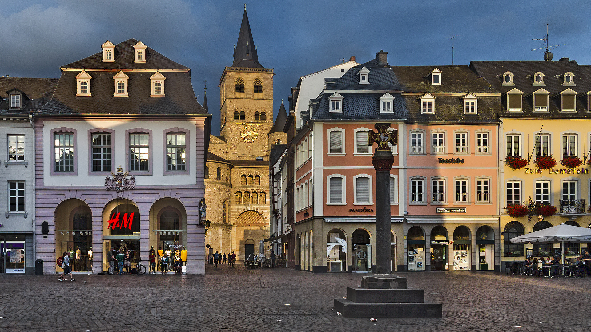 TRIER, Hauptmarkt mit Durchblick zum Dom