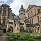 Trierer Dom - Hinterhof mit gotischen Kreuzgang 