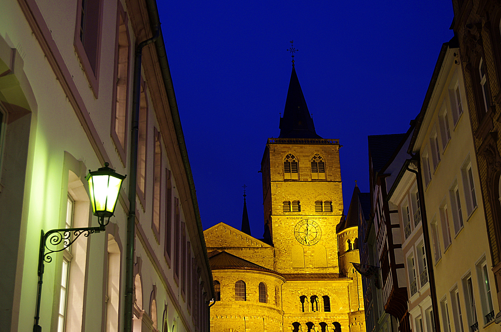 Trierer Dom in der Abenddämmerung