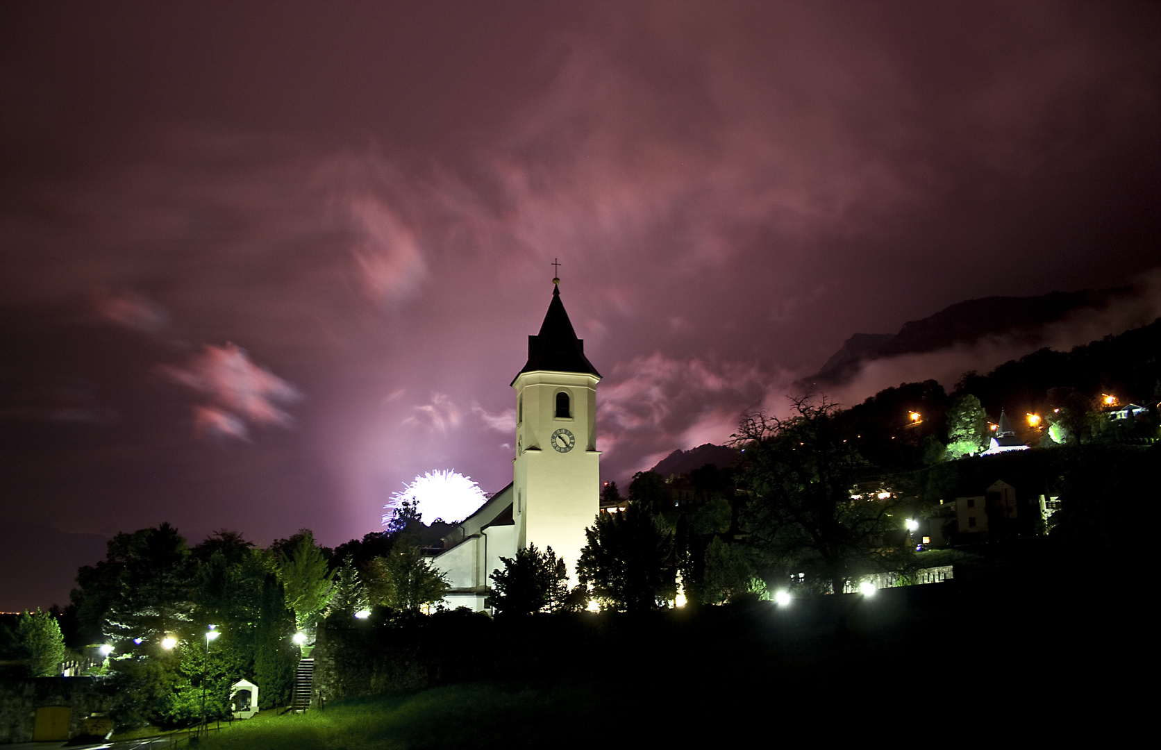 Triesner Kirche mit Vaduzer Feuerwerk