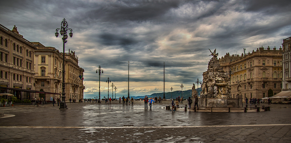 Triest-Rathaus-piazza-della-unita und der Brunnen "Fontana dei quattro Continenti"