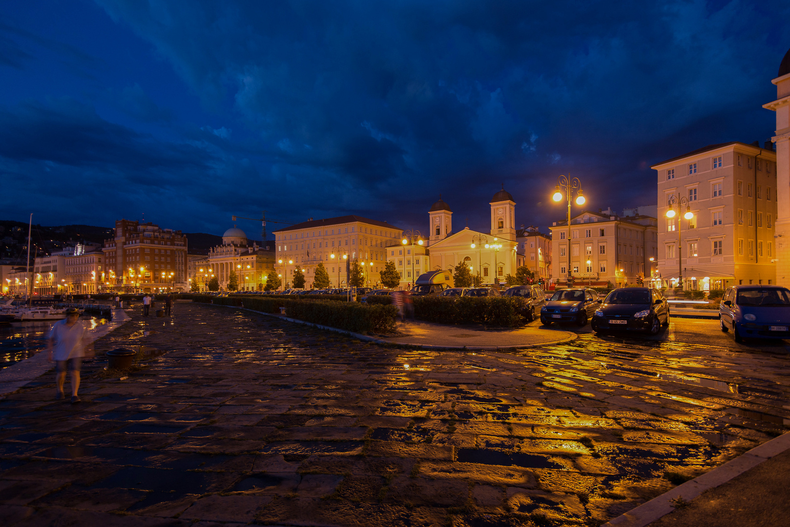 Trieste abends unmittelbar vor einem Sturm .... stimmungsvolles Foto