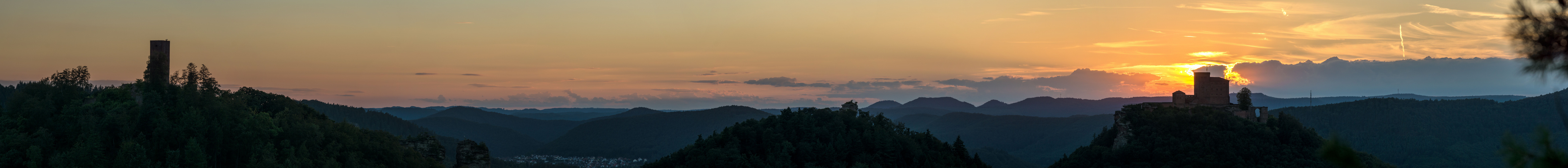 Trifels, Anebos und Münz im Sonnenuntergang