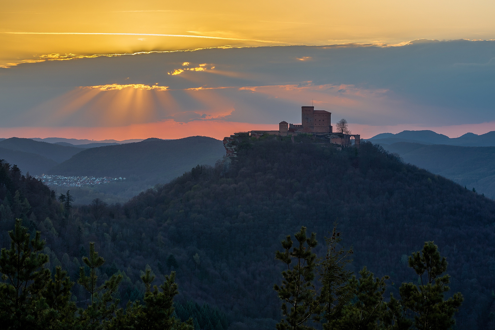 Trifels bei Sonnenuntergang