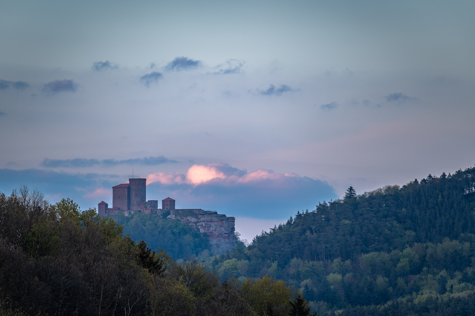 Trifels im Abendlicht