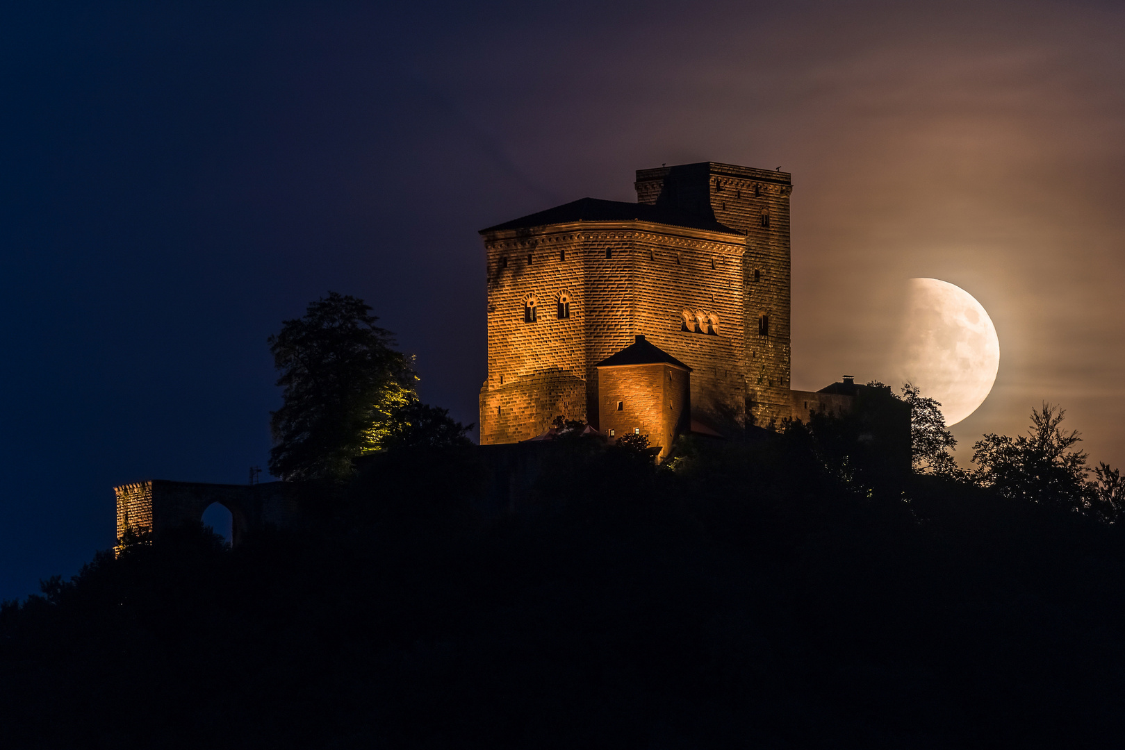 Trifels im Licht der partiellen Mondfinsternis