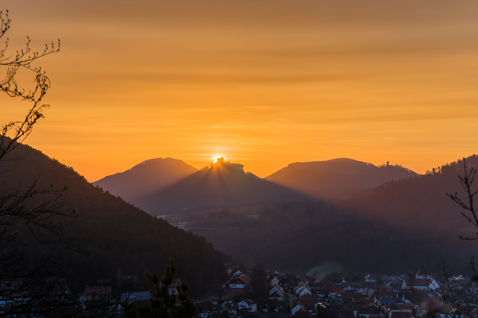 Trifels im Morgenlicht