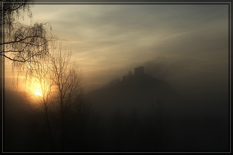 Trifels im Nebel