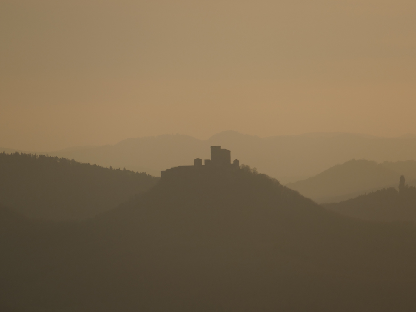 Trifels im Sonnenuntergang 