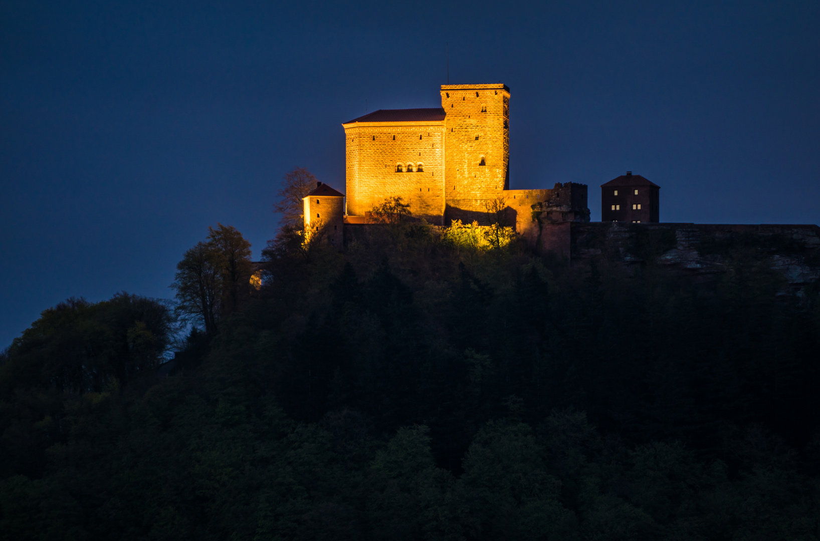 Trifels in der Nacht