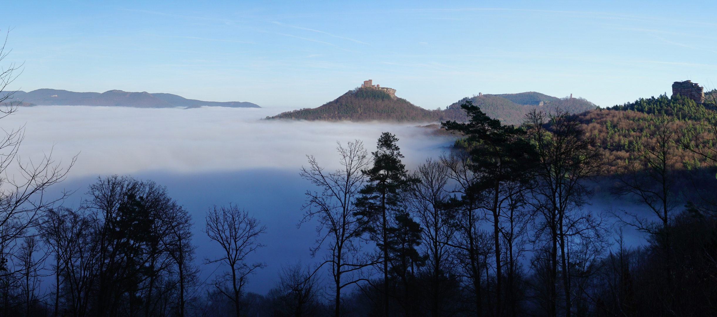 Trifels in Wolken