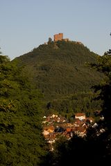 Trifelsblick im warmen Abendlicht ... (I)