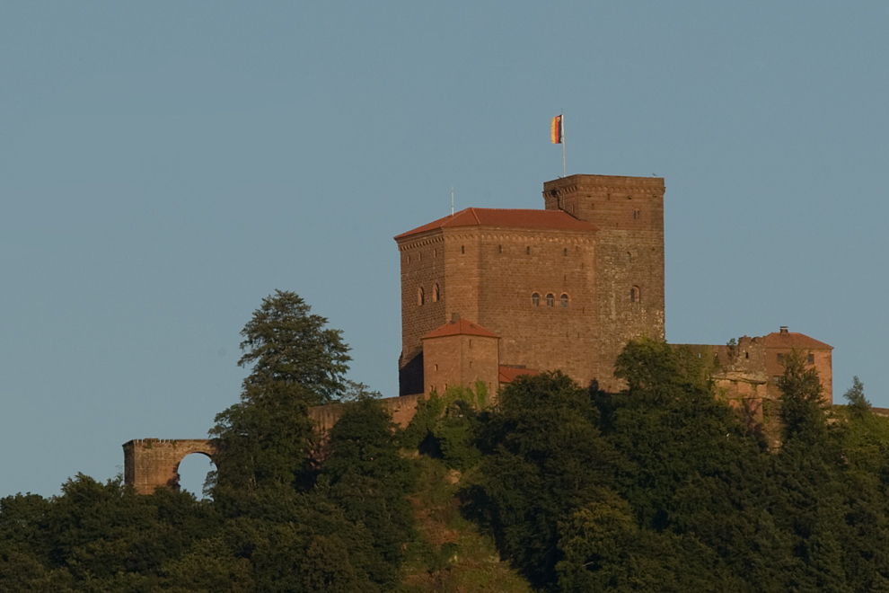 Trifelsblick im warmen Abendlicht ... (II)