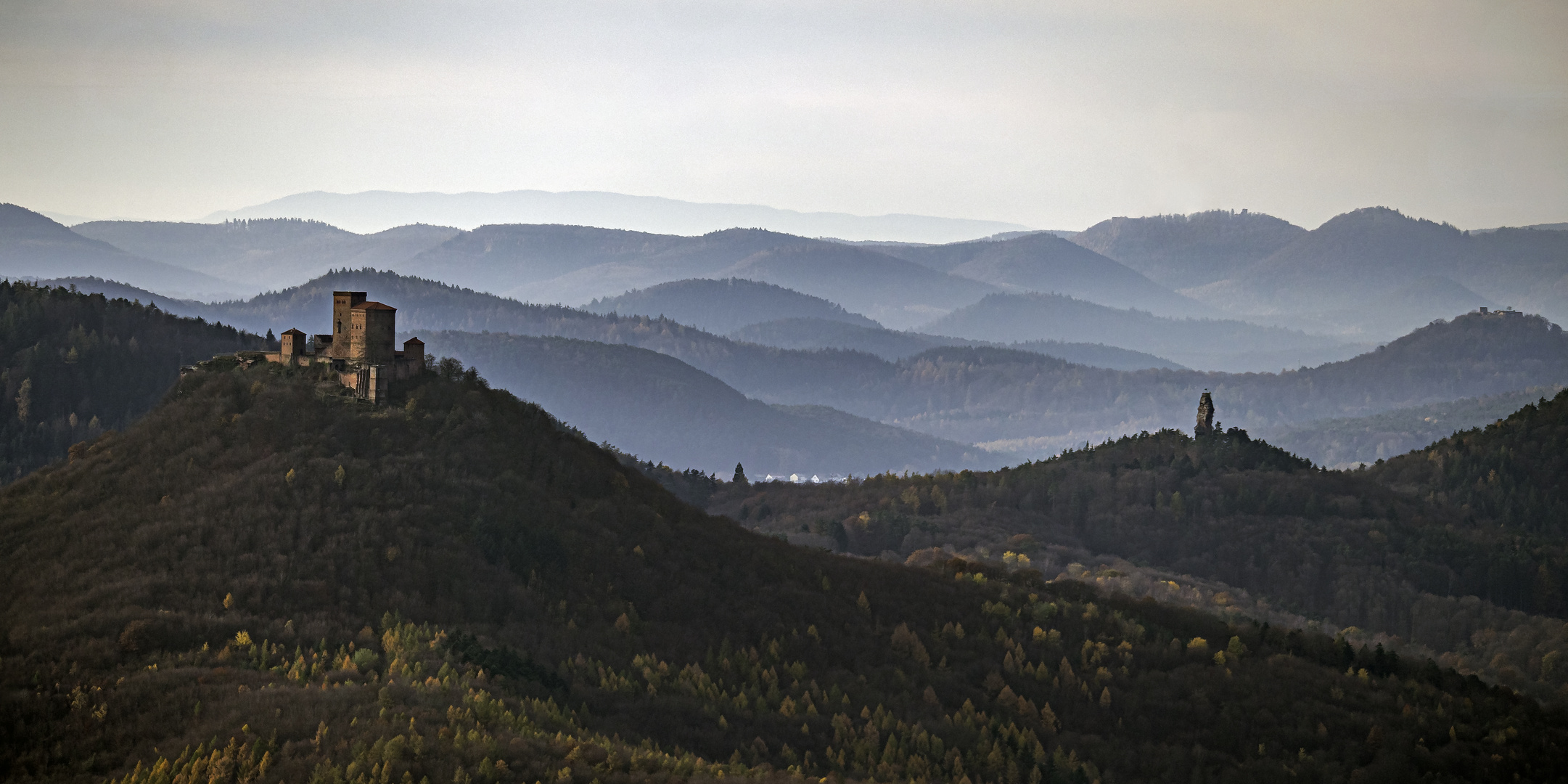 Trifelsblick mit Anebos und Münz