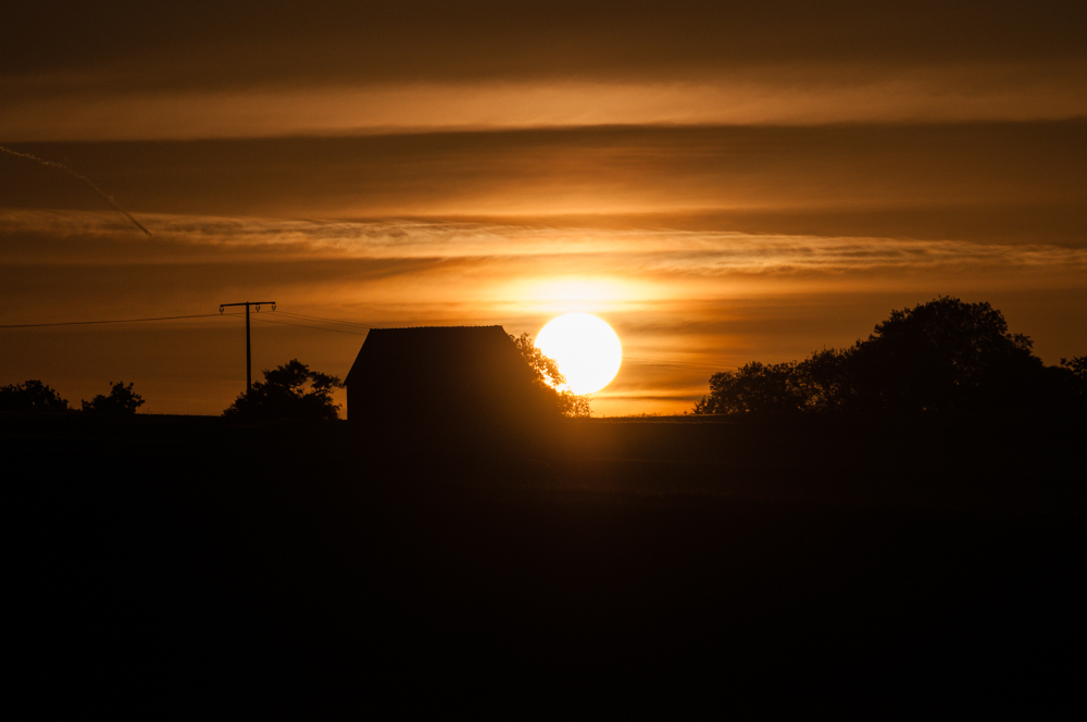 Triff mich bei Sonnenaufgang an der alten Scheune ...