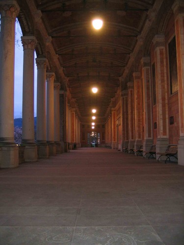 Trinkhalle Baden-Baden bei Dämmerung