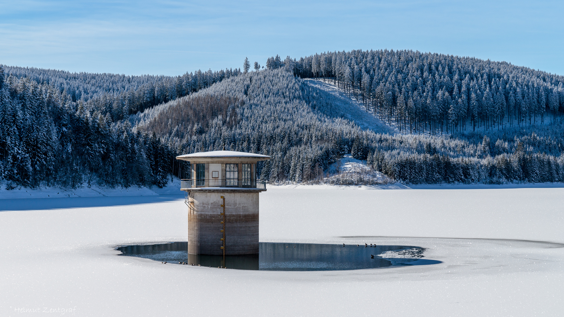 Trinkwasserentnahmeturm der Ohra-Talsperre im Winterkleid