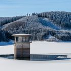 Trinkwasserentnahmeturm der Ohra-Talsperre im Winterkleid