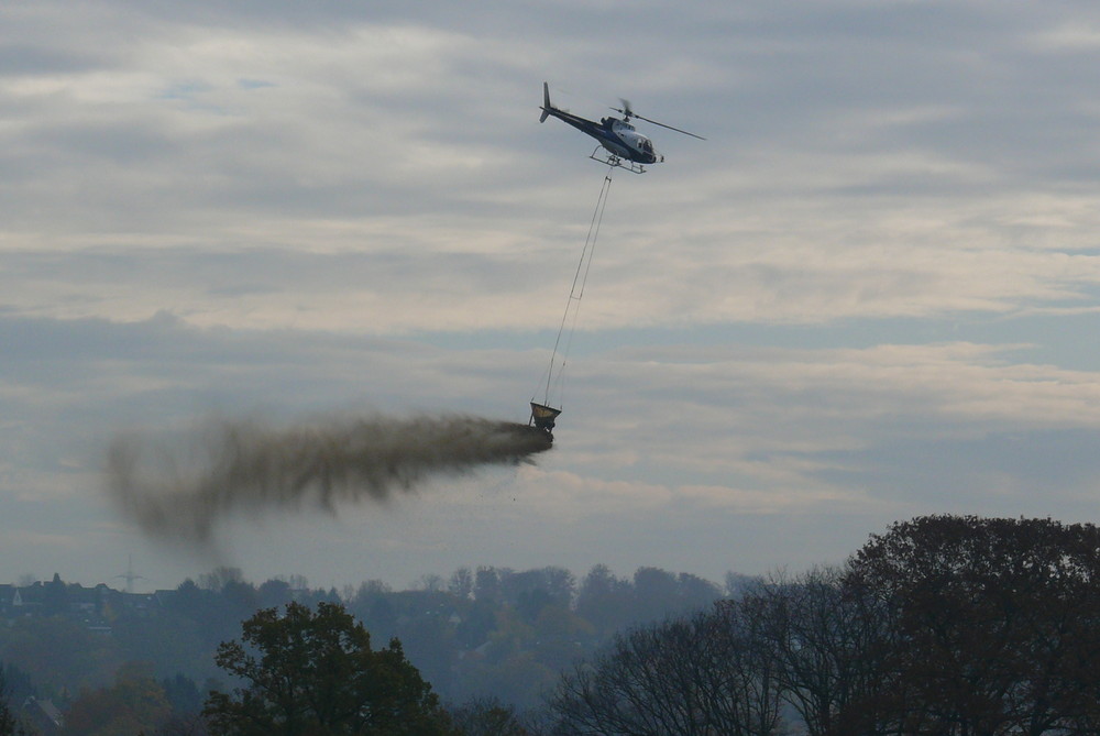 Trinkwasserschutz durch Waldkalkung per Helikopter