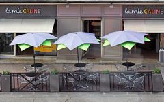 Trio de parasols aux couleurs assorties