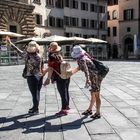 Trio  di spalle e fotografa