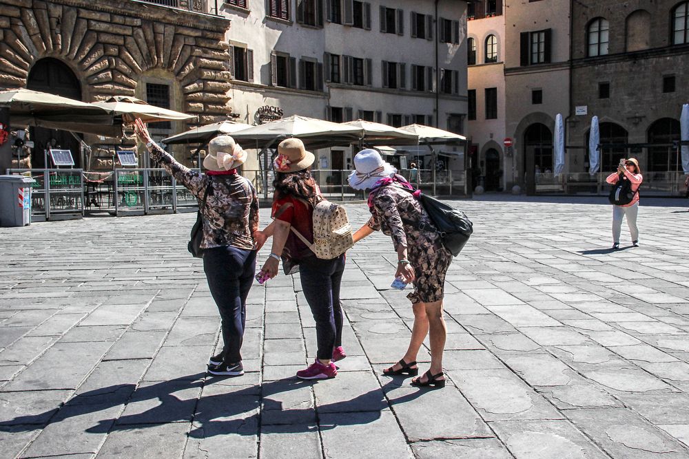 Trio  di spalle e fotografa