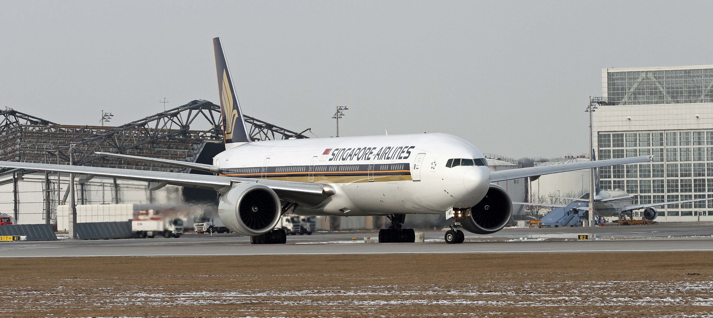 Triple 7 der Singapore Airlines rollt zum Start